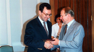 На фото: И. Сотуленко, Л. Кучма   Киев, 1995 г.