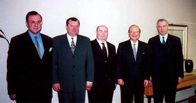 На фото: И. Сотуленко, П. Германчук, В. Роговой, президент корпорации «ИТОЧУ», Н. Азаров Токио, 1998 г.