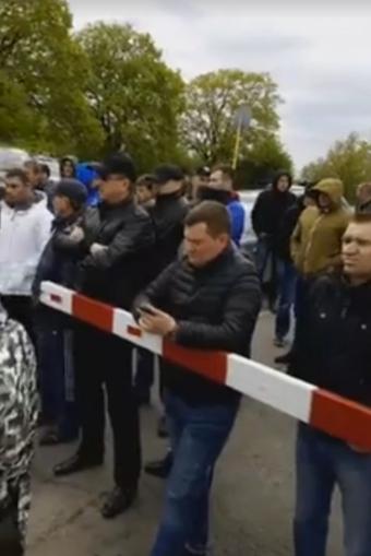 На границе со Словакией владельцы машин с иностранной регистрацией заблокировали автодорогу
