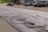 Руководителей Днепропетровского облавтодора задержали за ремонт дорог "на бумаге"