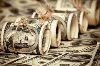 Ежедневно в Украину завозят по самолету валюты