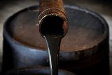 Цены на нефть растут: Brent поднялась выше 77 долларов