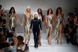 Американская корпорация покупает дом моды Versace – NYT