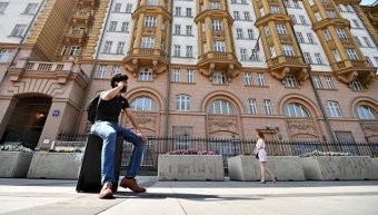 Біля посольства США в Москві вишикувалася черга за візами
