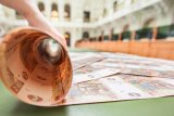 Гривня знаходиться під тиском на відкритті міжбанку