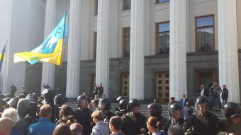 Депутати ходять на роботу підземними ходами через мітингувальників
