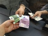 Населення стало продавати менше валюти