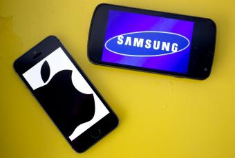 Акції Apple впали після презентації нових телефонів Samsung