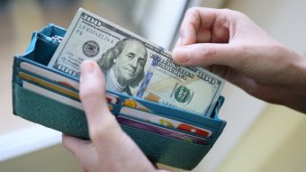 НБУ впервые за 7 месяцев вышел за валютой на межбанк