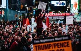 Американці вийшли на протести після звільнення Трампом генпрокурора, США