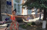 Активистка Femen, пришедшая на допрос с копьем в руках, вызывает в суд Порошенко