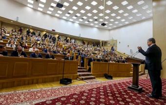 Порошенко прервал встречу со студентами из-за звонка Гройсмана