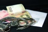 6000 грн за биометрический паспорт: под Киевом сотрудник ГМС выдавал документы за взятку