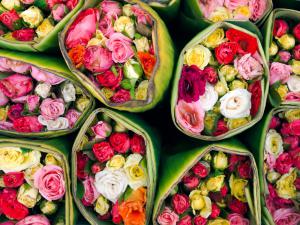 Напередодні 8 Березня в Україну ввезли квітів, парфумів та косметики на майже $18 млн.