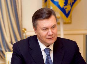 В.Янукович скасував відставку КМУ, перевів на військовий порядок несення служби СБУ і міліцію, переніс уряд України в м.Севастополь