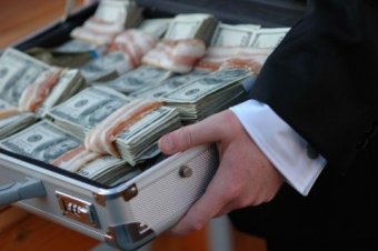 Скільки українців дають хабарі і як ставляться до корупції: результати опитування