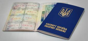 Міграційна служба обіцяє зниження ажіотажу у чергах за закордонними паспортами в липні