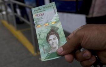 У Венесуелі випустили вертикальні банкноти