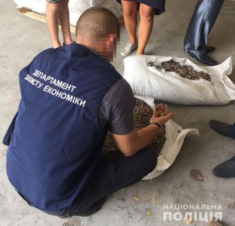З України намагались вивезти понад 1 тонну бурштину під виглядом пелетів