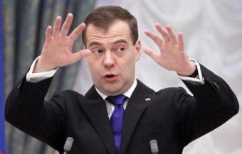 Медведєв насміхається над Порошенком через позбавлення Саакашвілі громадянства, Росія