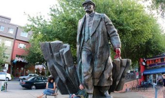 Ленинопад дошел до США: в Сиэтле демонтируют памятник советскому вождю