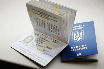 Бюрократия и паспортные столы: как украинцы получают загранпаспорт в Киеве
