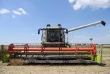 Тернопольские фермеры посадили Гройсмана за руль комбайна