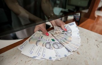 Вкладникам двох збанкрутілих банків почали повертати гроші