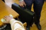Судья Олег Дворник оказался &laquo;решалой&raquo;, т.е посредником в передаче взяток на сумму в 11тыс. $ за что получил приговор 6 лет тюрьмы