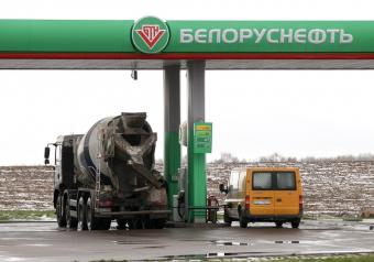 Білорусь прив'язала ціну бензину до курсу долара
