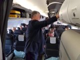 Улыбался и сам складывал свои вещи: пассажиры рейса Лондон-Киев рассказали о полете с Порошенко