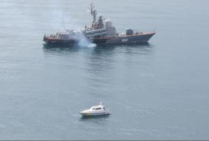 Около Севастопольского отряда морской охраны находятся военнослужащие ЧФ РФ