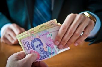 Середня зарплата в Україні в серпні скоротилася на 172 гривні