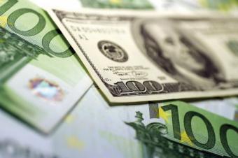 Долар 2 жовтня зростає до світових валют