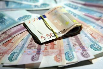 Курс евро в РФ впервые поднялся выше 53 рублей