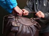 В Киеве у мужчины отобрали сумку с несколькими миллионами