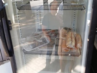 Алматинці активно наповнюють громадські холодильники безкоштовними продуктами, Казахтан
