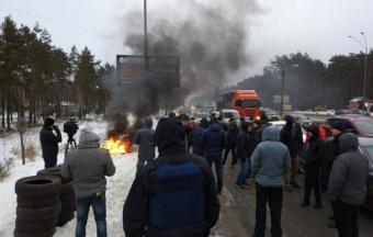 Водители перекрыли въезд в Киев в знак протеста