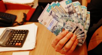 Новий антирекорд: тенге падає, долар підскочив до 355, Казахстан