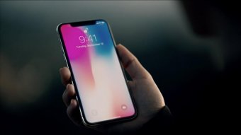 Apple вдвое сократит поставки iPhone X из-за проблем с экранами