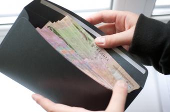 Середня зарплата в Україні в березні зросла на 335 гривні