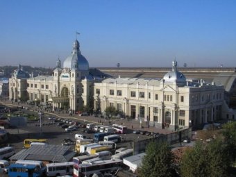 Поліцейські у Львові «кришували» кишенькових злодіїв на залізничному вокзалі