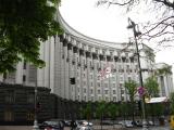 В Кабмине планируют привязать уровень зарплат госслужащих к результатам их работы