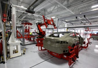 Виробництво електрокару Tesla «врятують» шість роботів з Німеччини