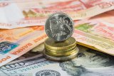 У Росії долар другий місяць знижується проти рубля