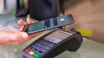 Google запустить в Україні сервіс безконтактної оплати зі смартфонів Android Pay - ЗМІ