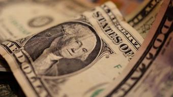 Нацбанк второй день подряд скупает доллар на падении курса