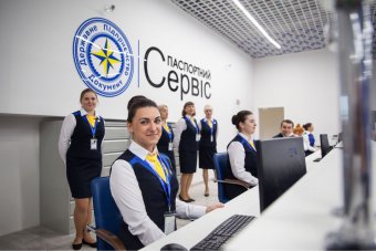 В отделениях миграционной службы теперь можно рассчитаться карточкой
