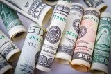 Українці різко скоротили купівлю готівкової валюти