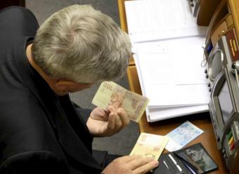 Депутати удвічі збільшили собі зарплати